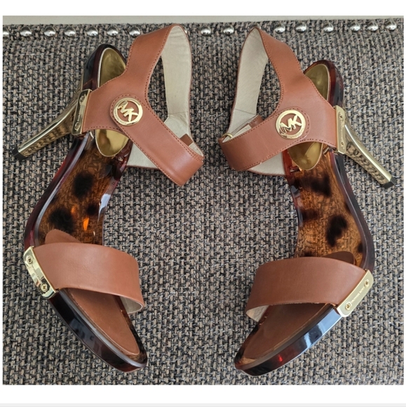 New 🐆 Michael Kor New Lani Sandal BrownLeather w/ Gold Emblems and Heel Size 10 - Picture 9 of 16
